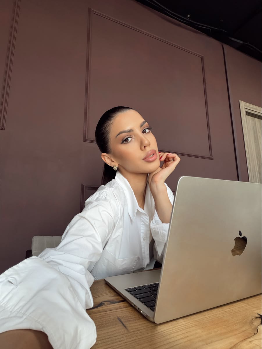 Maria Costa, fundadora da She is Faceless Academy